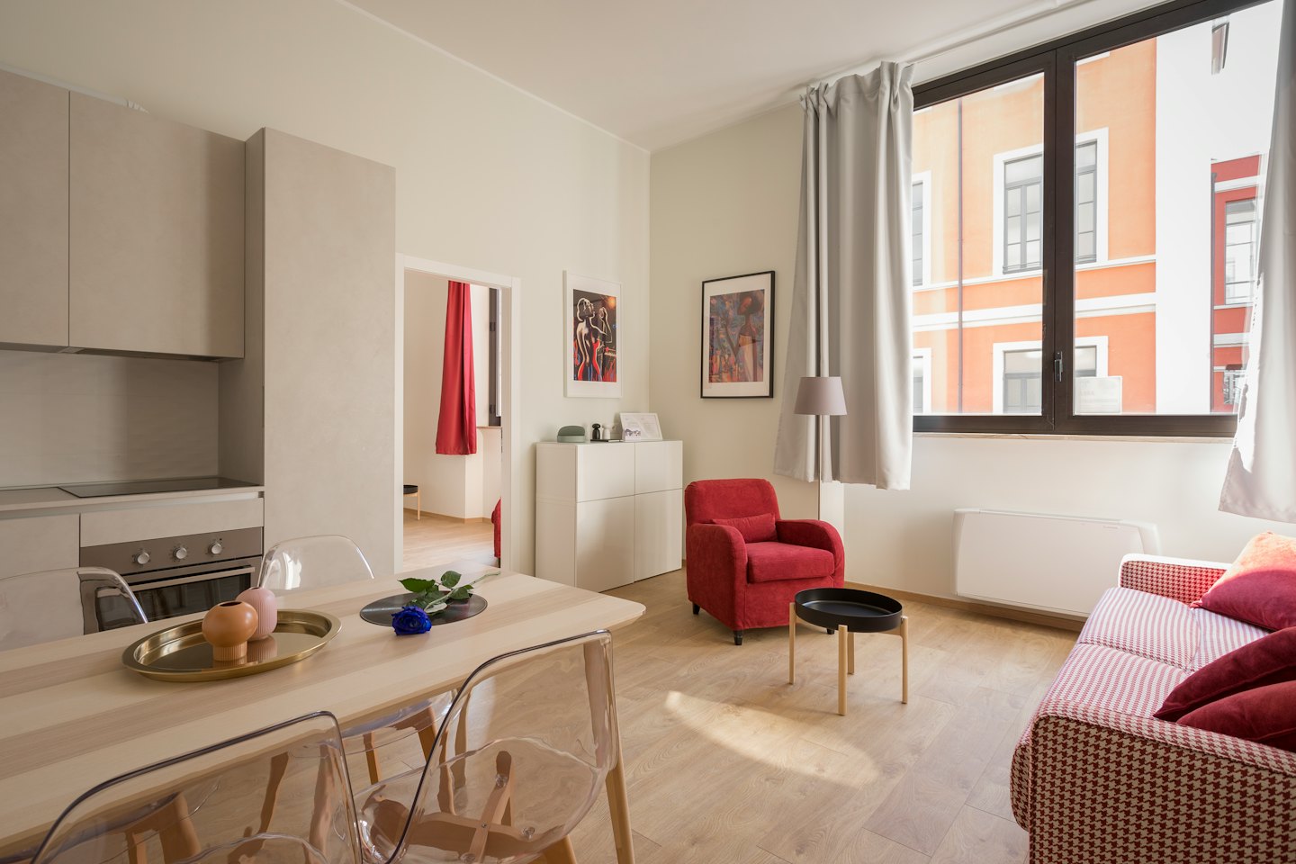 Appartamento moderno open space con cucina, zona pranzo e soggiorno.